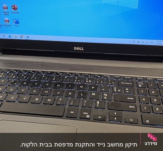 מחשב נייד דל עם מסך שולחן עבודה פתוח